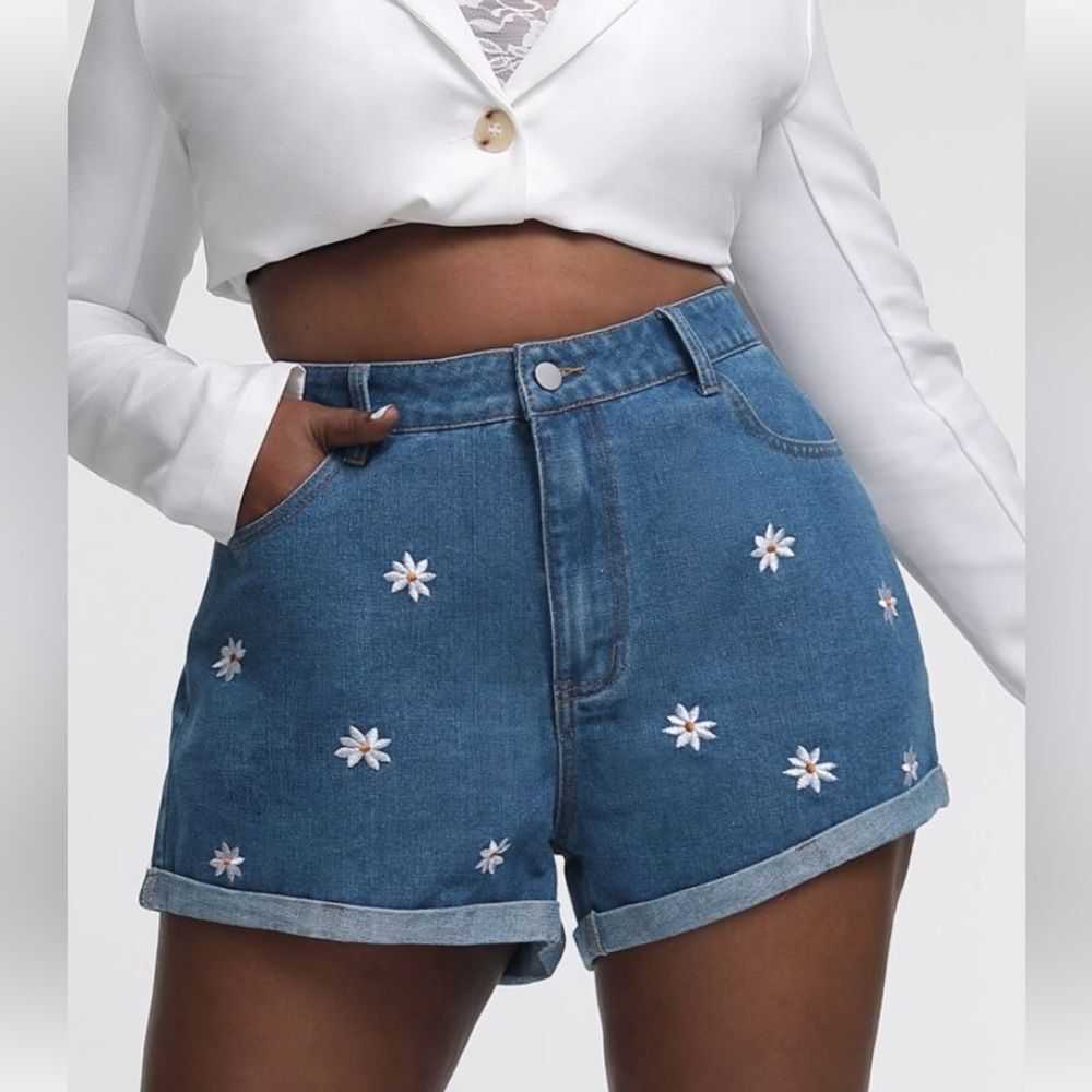 Curve Plus Floral Daisy Embroidery Roll Hem Denim Shorts 1X